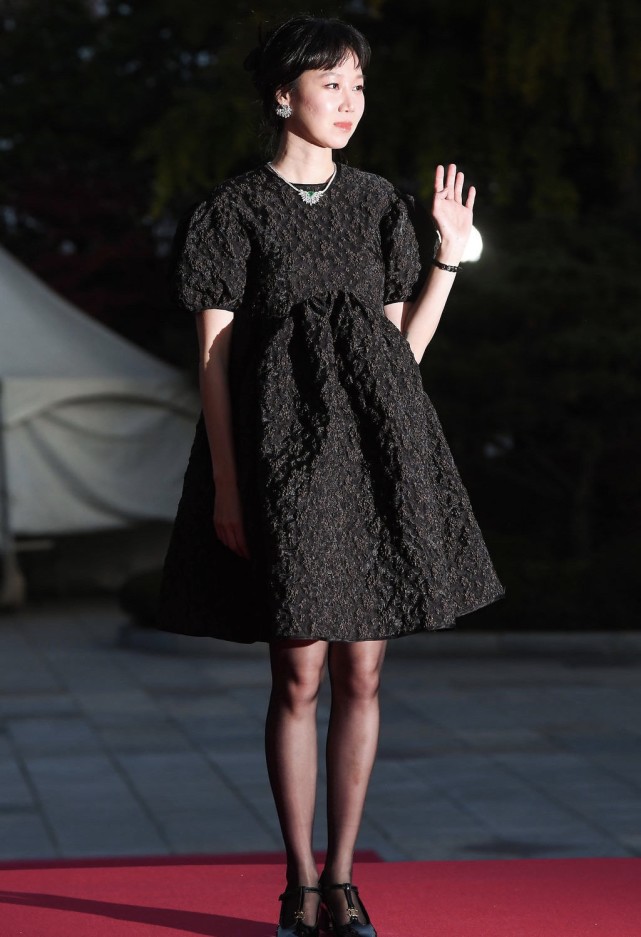"南韩毯星"孔孝真出席活动,黑色裙装大秀冻龄美貌,艳光四射
