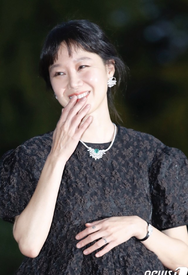 "南韩毯星"孔孝真出席活动,黑色裙装大秀冻龄美貌,艳光四射