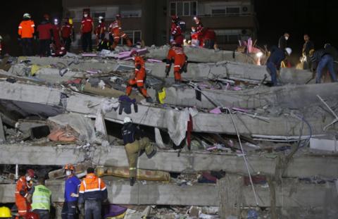 土耳其应急人员在倒塌楼房现场展开救援。（美联社）