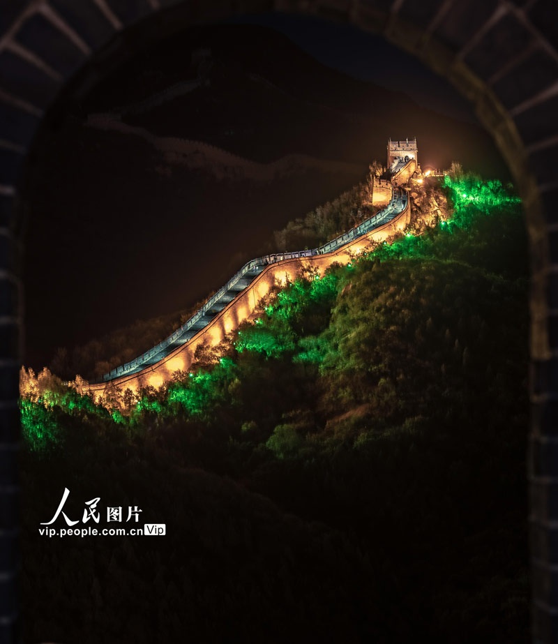 北京璀璨灯光点亮夜长城