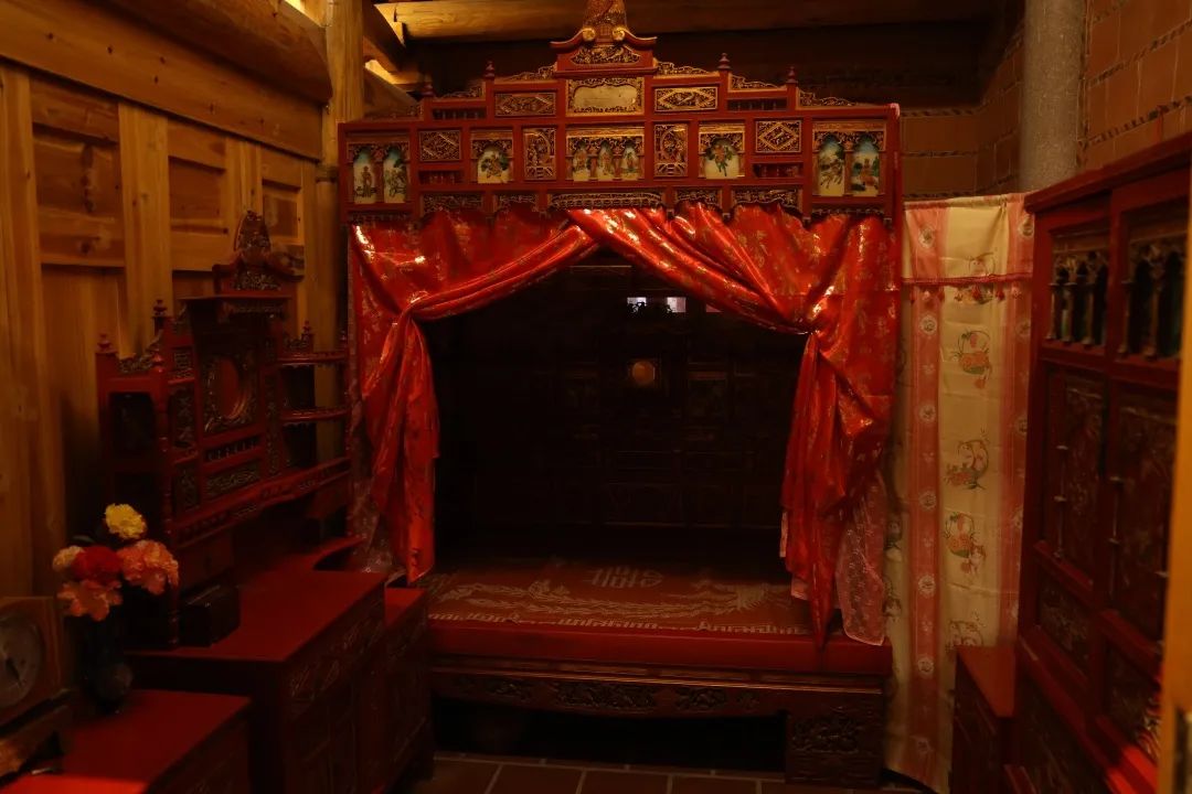 从摇篮到花轿,从抓周眠床到祝寿香案,古香古色.