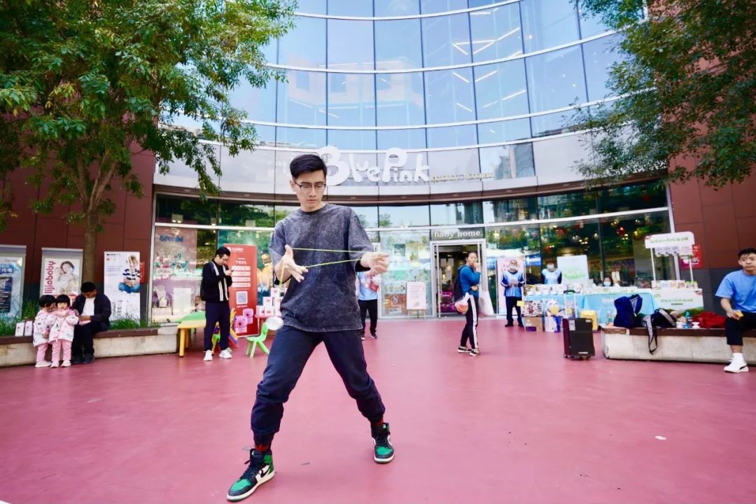 神级高手齐聚小镇，陶身体起舞“画圆”，这个秋天有你好看！休闲区蓝鸢梦想 - Www.slyday.coM