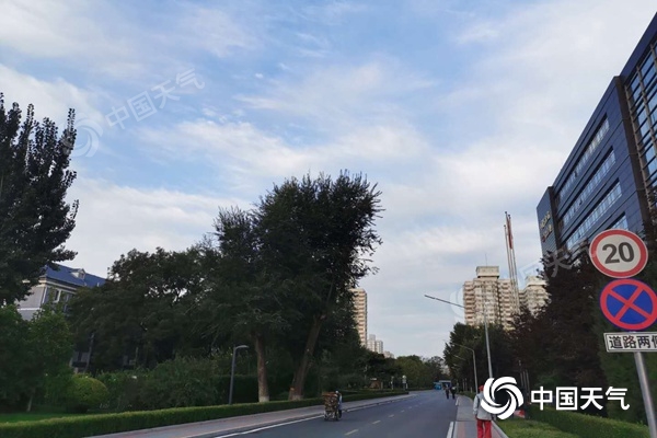 今晨,北京多云,气温降落凉意重。