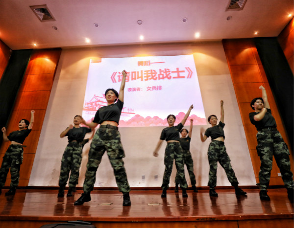 图说:新兵连里女兵表演的集体舞《请叫我战士》.张龙 摄(下同)