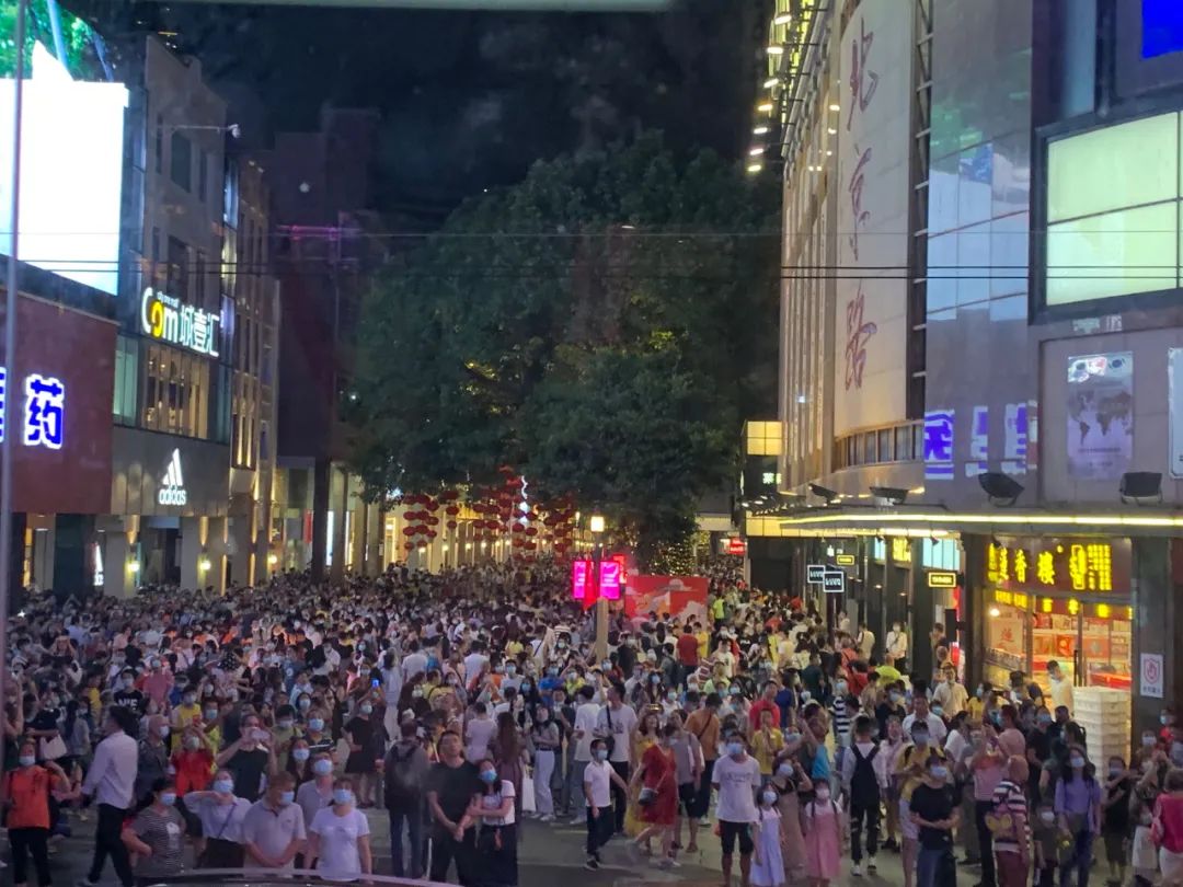 "人从众"的广州北京路步行街 新快报记者 杨帆/摄