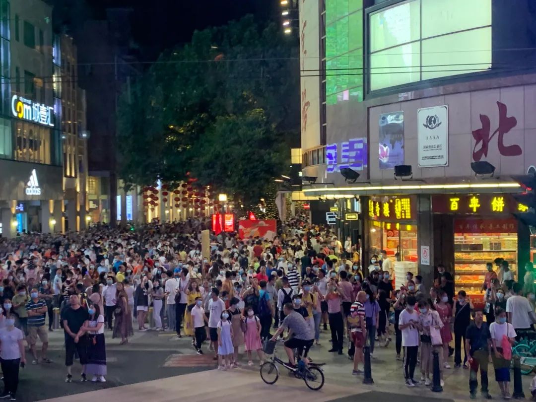 "人从众"的广州北京路步行街 新快报记者 杨帆/摄