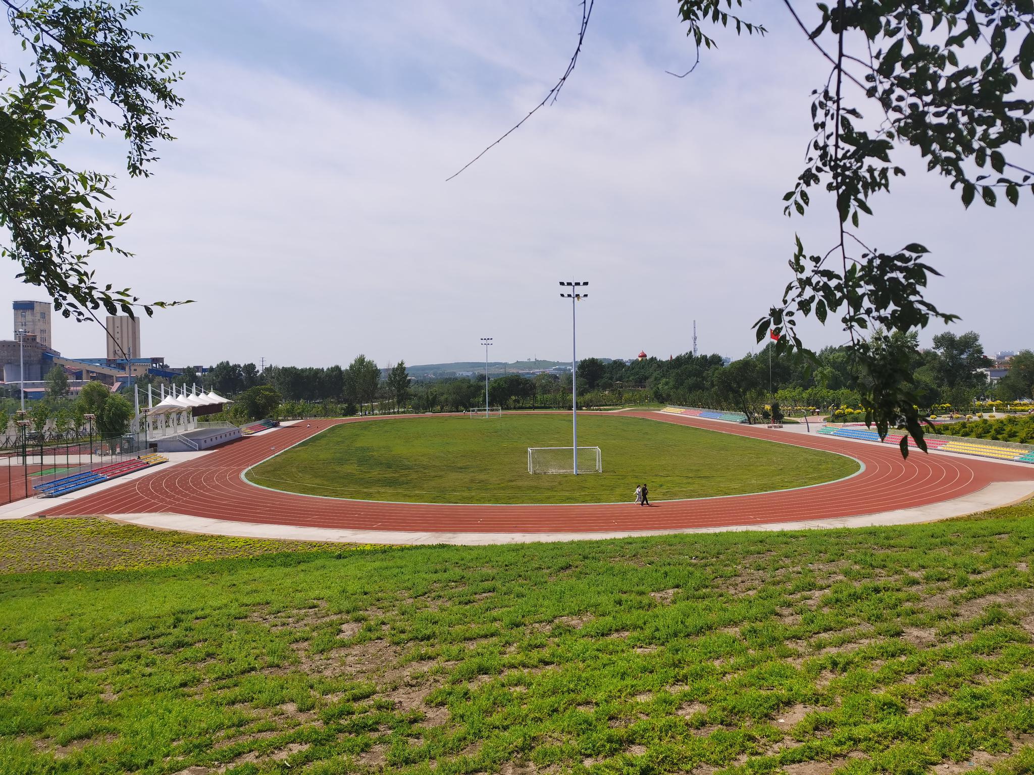 东山区新一体育公园的塑胶跑道,傍晚当地百姓常在这里进行快步走运动