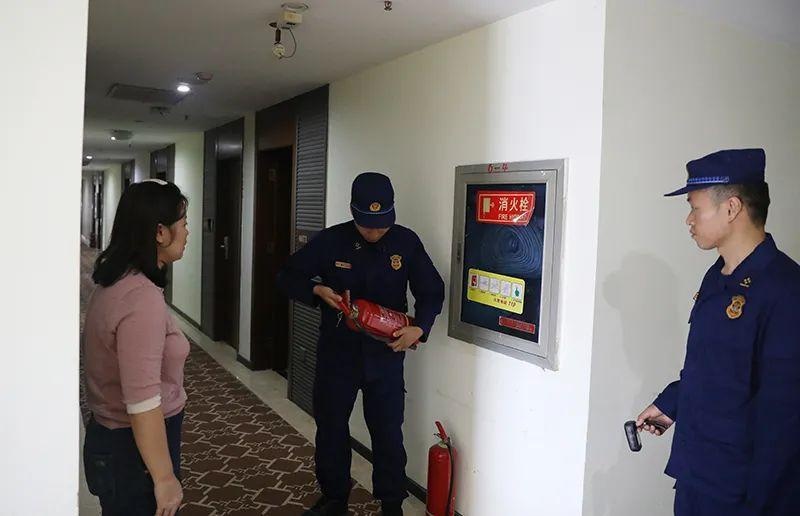 通过实地检查,现场询问等方式,重点对单位消防安全责任制落实情况