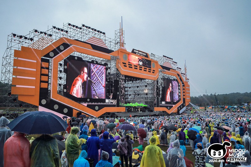 乐迷打卡南京溧水咪豆音乐节冒雨享受视听盛宴