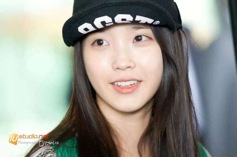 iu一心想要成为歌手,曾先后参加20次练习生选拔,却都因为长得比较胖而