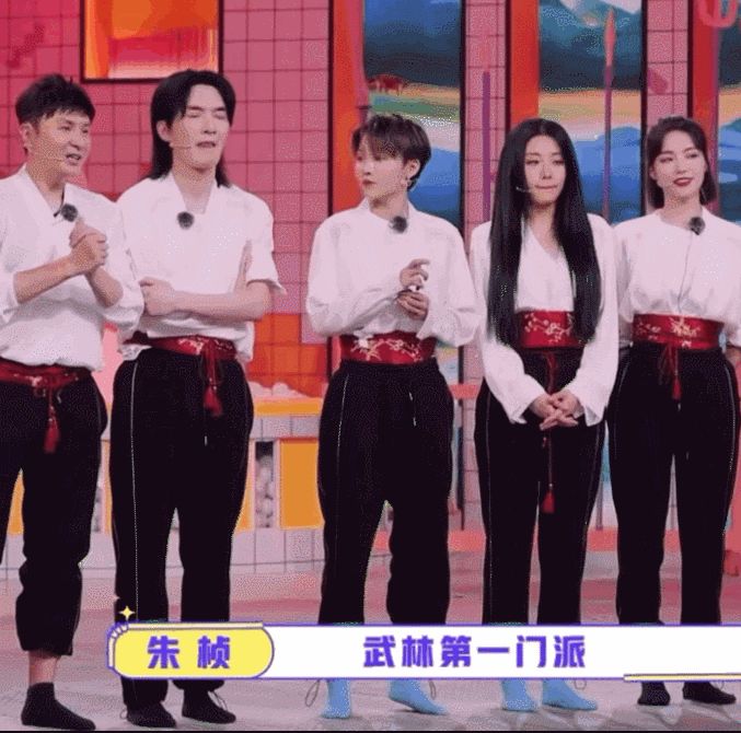 c位刘雨昕身高太矮踮脚跟,画风搞笑遭吐槽"矮使她自卑"|刘雨昕|the9