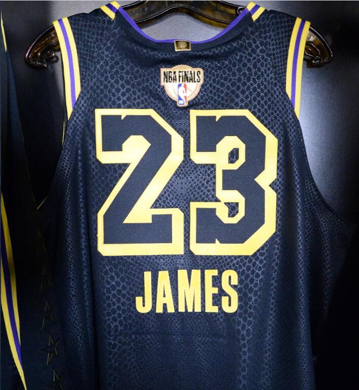 珍妮-巴斯:黑曼巴球衣是科比亲手设计