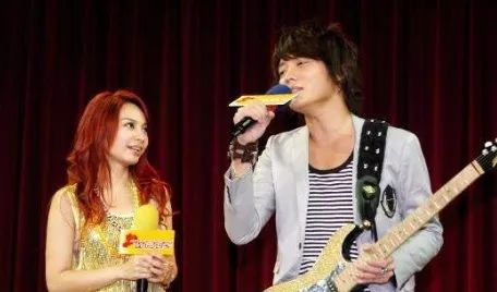 随之组合亮相,大家才知道,这是一个三人组合,陈建宁是灵