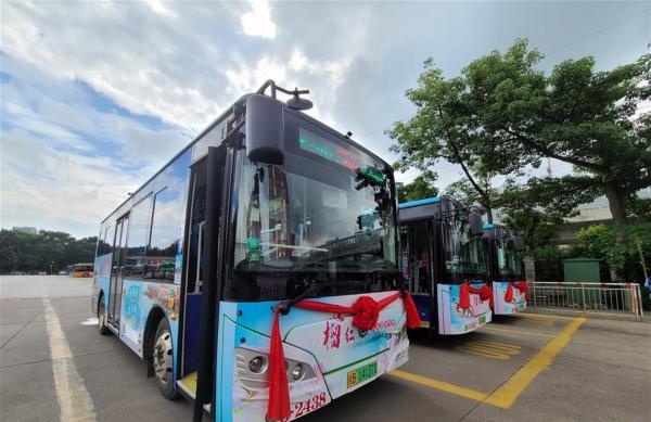 这是广西柳州以"石榴红"民族团结为主题的56路公交车(10月3日摄).