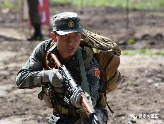 美国大兵外表这么壮,单兵作战会有优势吗?中国士兵有独门利器