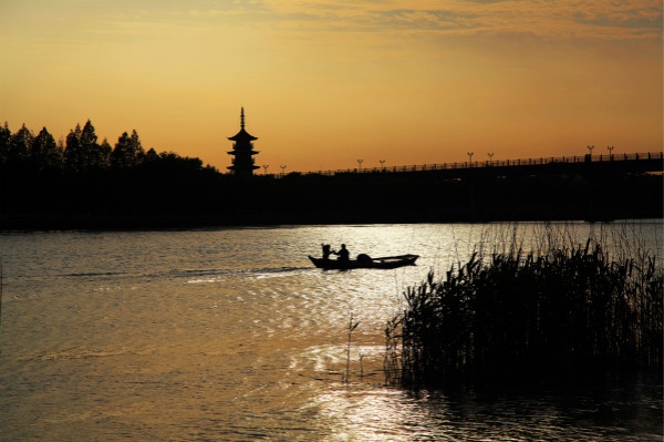 泖河边的泖塔已静立千年.朱家角镇供图