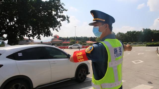 明起迎来返程高峰,阳茂高速2公里配备一名协管确保道路通畅