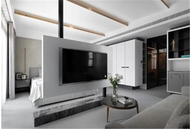 电视墙已out现在流行把电视挂滑轨上能移动还不占1㎡空间