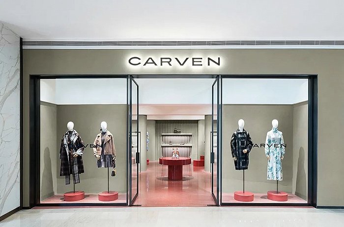 通过展示全新的门店,这是carven易主后首次向外界传递新的品牌形象.