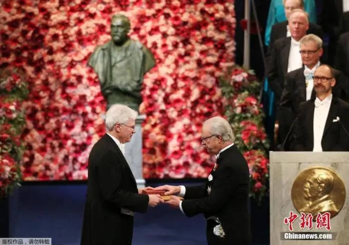 资料图：当地时间2016年12月10日，瑞典国王卡尔十六世·古斯塔夫（前右）为诺贝尔化学奖获得者之一让-皮埃尔·索瓦日（前左）颁奖。