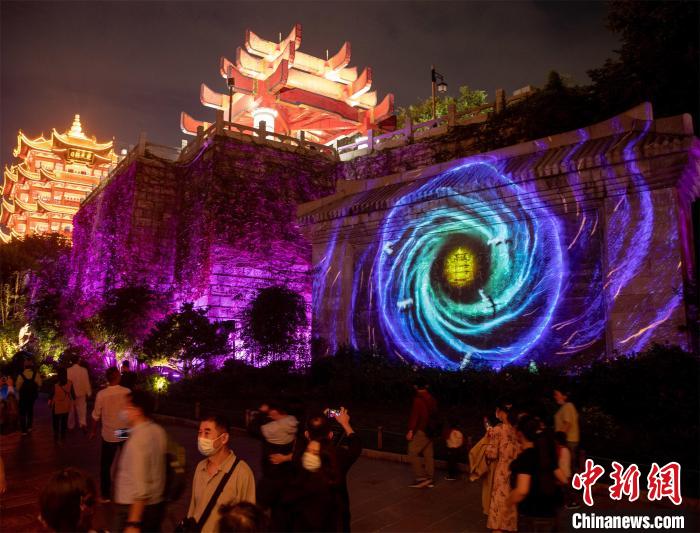 资料图,图为游客夜游黄鹤楼景区 张畅 摄
