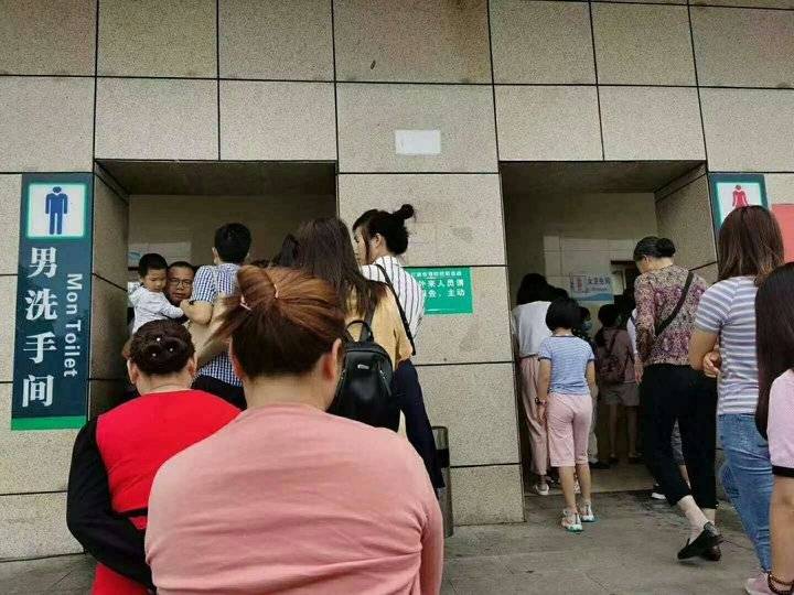 多地高速服务区上演“男女同厕”景象，女性冲入男厕所一起抢坑位休闲区蓝鸢梦想 - Www.slyday.coM