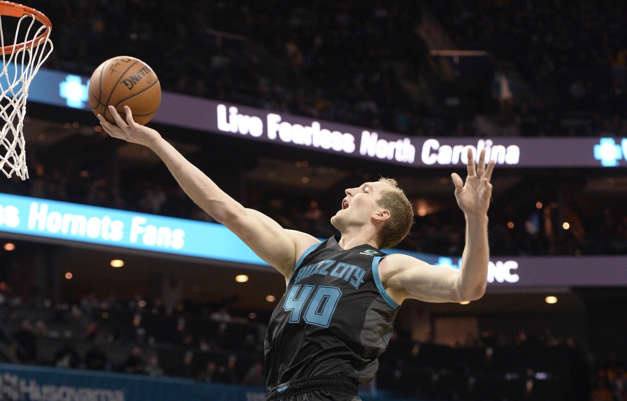 nba官方祝黄蜂球员科迪泽勒28岁生日快乐