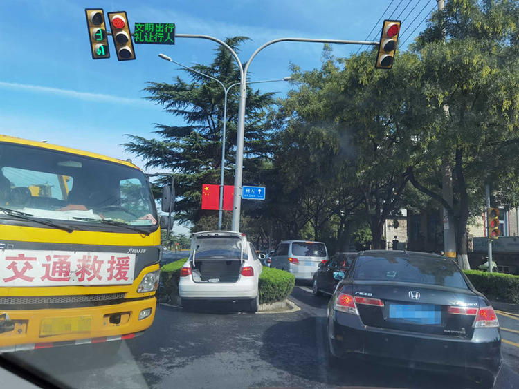 情报站|济南英雄山路两辆汽车相撞,不同程度受损零部件散落一地