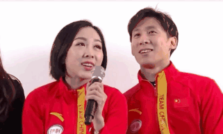 “葱桶”组合现场“喊麦”。网络视频截图