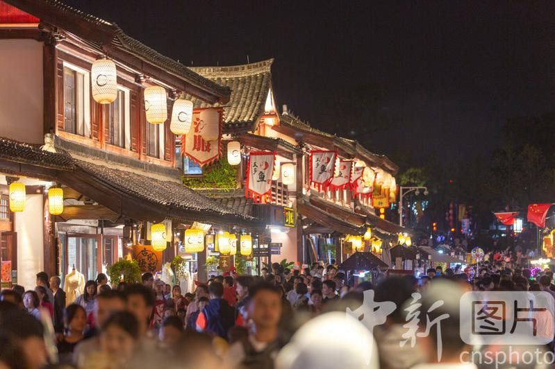 赣州章贡区的郁孤台历史文化街区内人头攒动,品味赣南特色美食小吃