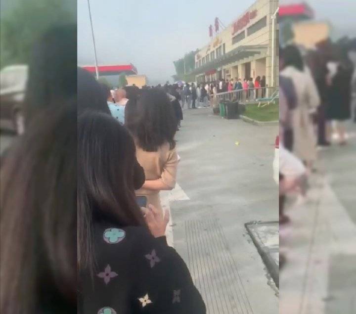 多地高速服务区上演“男女同厕”景象，女性冲入男厕所一起抢坑位休闲区蓝鸢梦想 - Www.slyday.coM