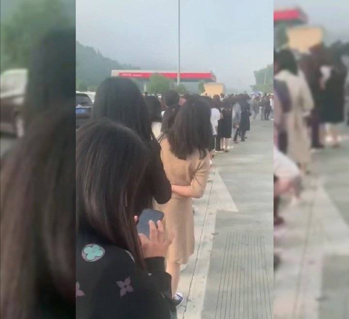 多地高速服务区上演“男女同厕”景象，女性冲入男厕所一起抢坑位休闲区蓝鸢梦想 - Www.slyday.coM