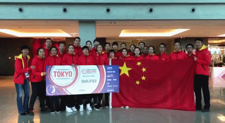 中国女篮手握东京奥运会入场券展示牌，高声为武汉加油鼓劲。网络视频截图