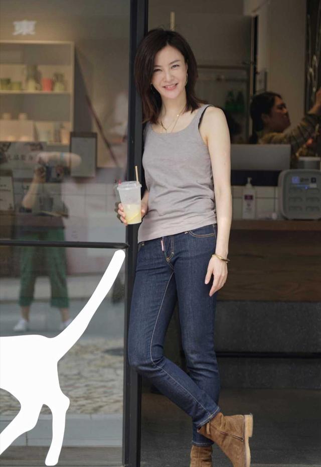 刘孜穿搭"藏心机",米白色连衣裙腰间挖2洞,身材不好不敢穿