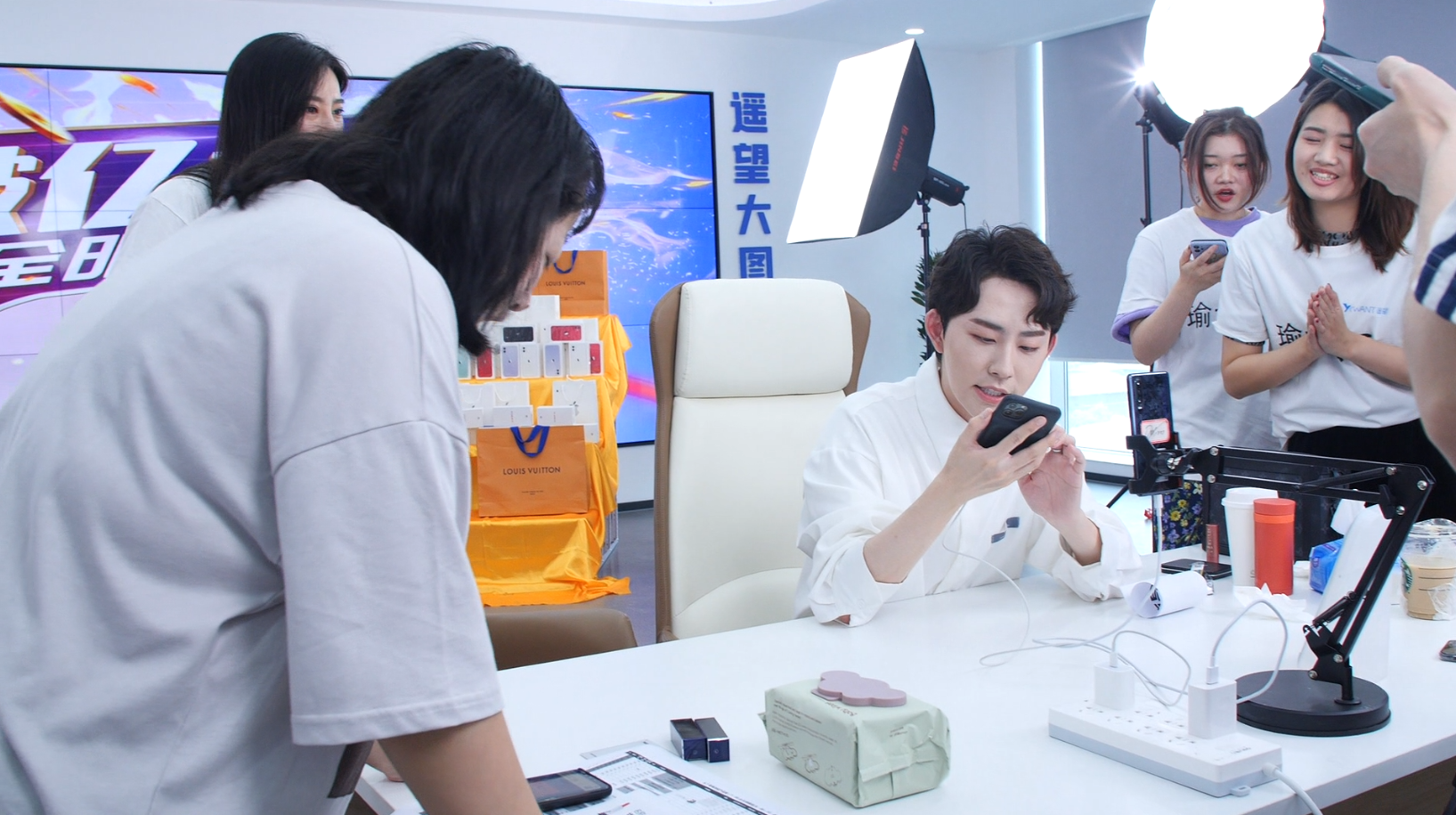 黄金周直播战事：头部主播“抢高地” 小主播错峰带货