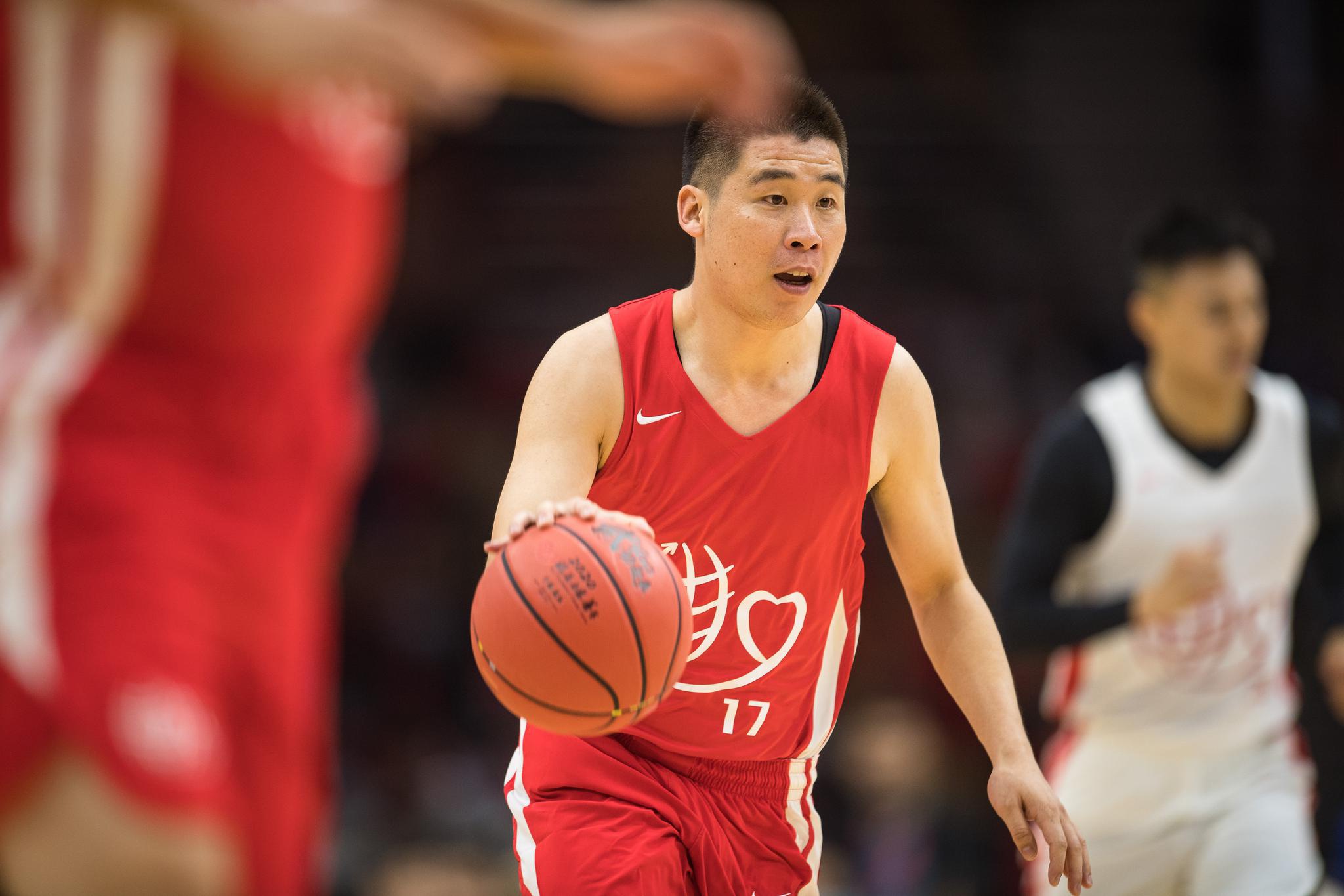 图为10月4日,"男丁格尔明星队"球员张东东在2020姚基金慈善赛中带球