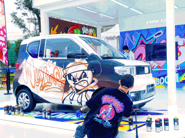 在mini cool 涂鸦展示区,潮流涂鸦现场表演.
