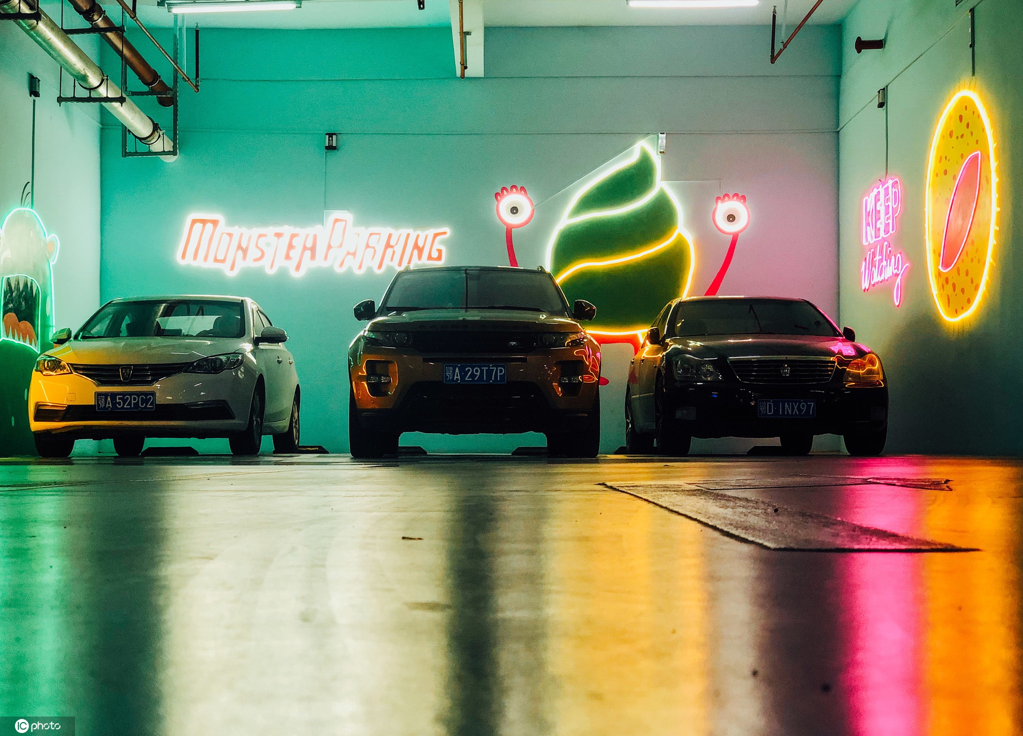 武汉光谷现"怪兽停车场" 光怪陆离成网红打卡地-新浪汽车