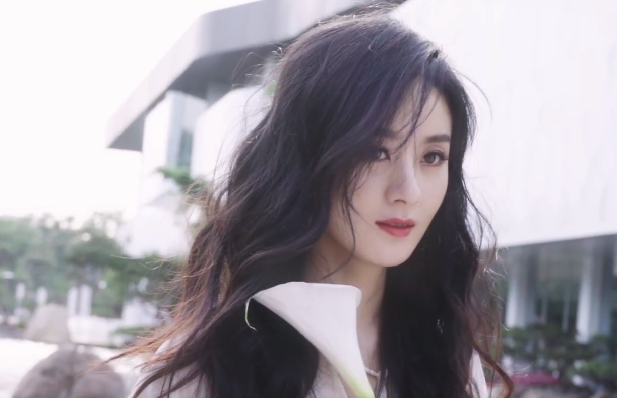 赵丽颖拍绝美大片,大波浪长发飘飘凹造型侧颜优越,低眉浅笑姿态优雅