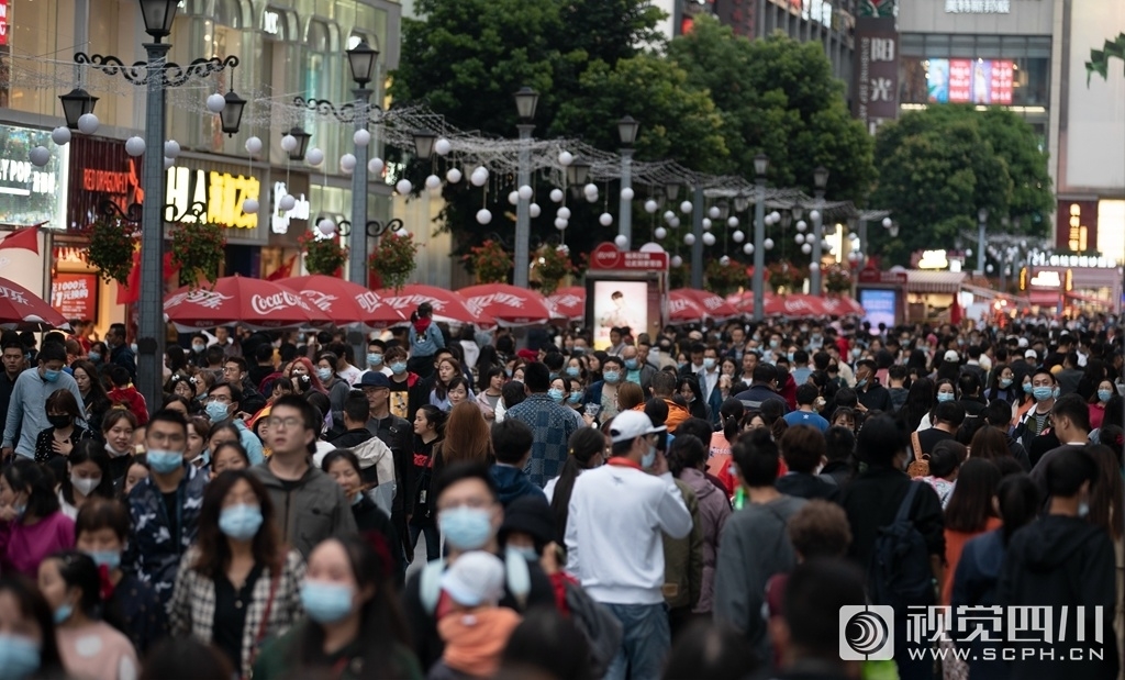 作为成都著名打卡景点的春熙路,却依旧人山人海,人群涌动.