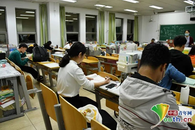 　　已是晚上10点关门的时间，教室内还有很多同学在复习，久久不愿离开。中国青年网通讯员 李浴 摄