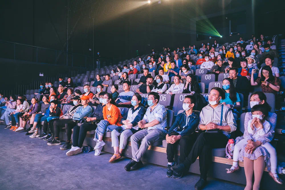 繁星话剧村演出现场观众