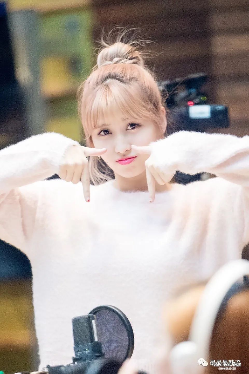 他在进行个人节目中提到了momo和金希澈.