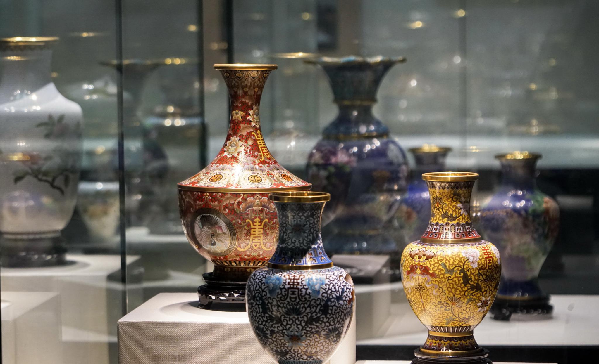 这是在北京珐琅厂有限责任公司内的景泰蓝博物馆内展出的清代宫廷风格