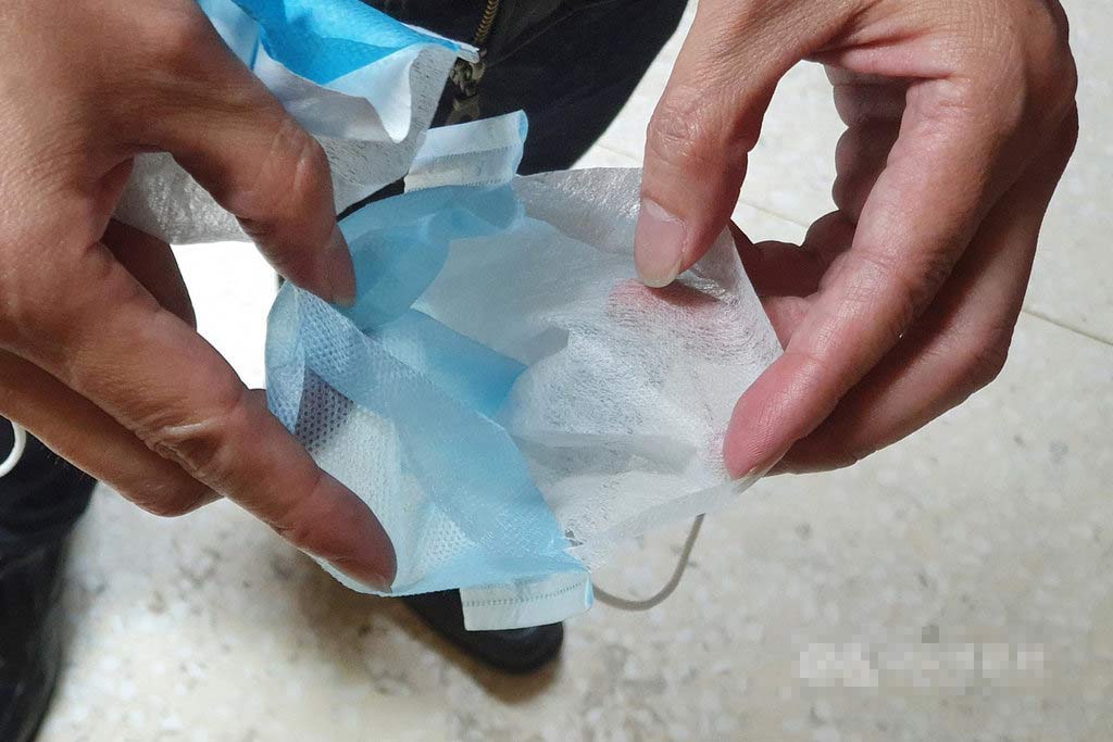 没有熔喷布的口罩 图自“中央社”