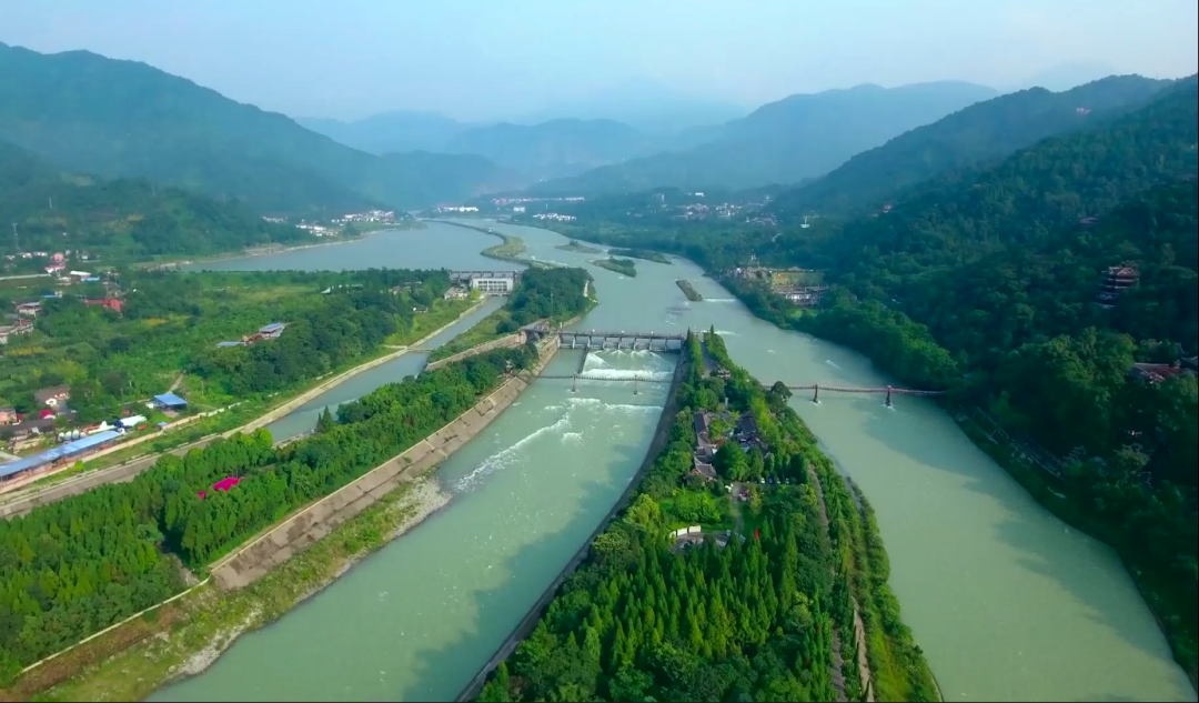 串联多个景区止于小金县四姑娘山镇邓生沟,巴朗山等地连接耿达,卧龙