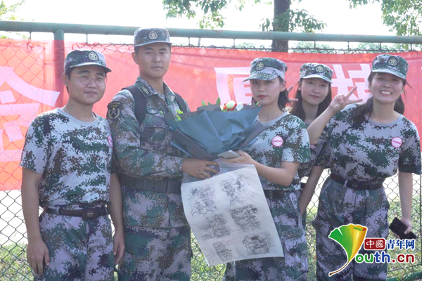 安徽一高校军训结束，新生送教官140余幅画像休闲区蓝鸢梦想 - Www.slyday.coM