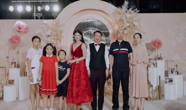 紫金矿业董事长再婚男63岁女38岁