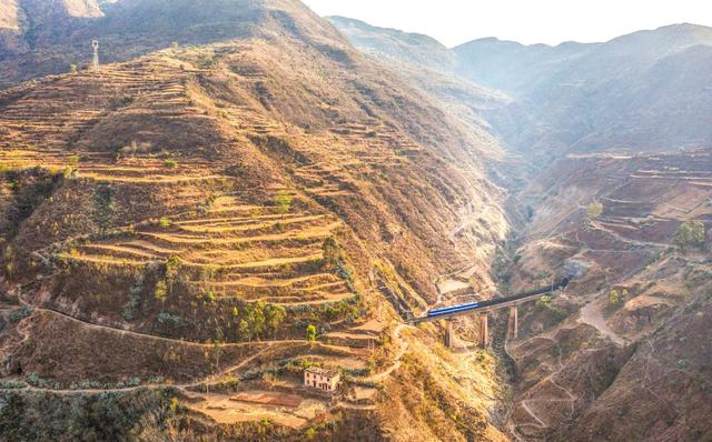 成昆铁路上行驶的ss3b货运列车图源:视觉中国