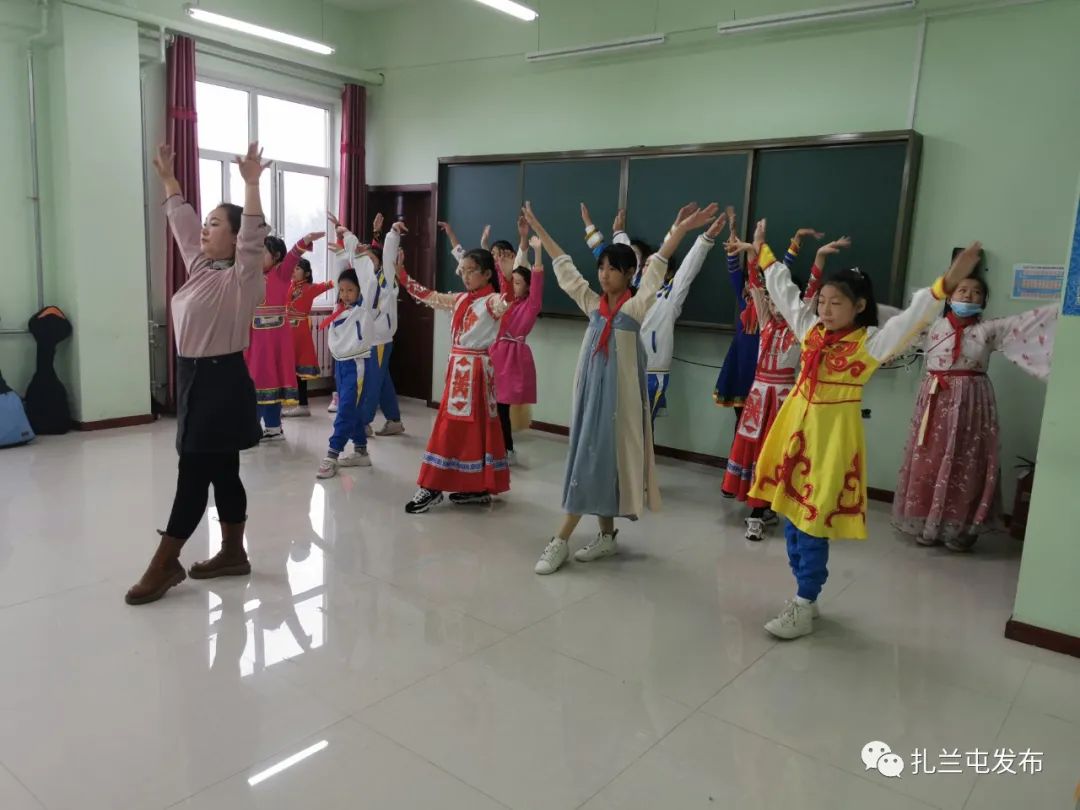 铸牢中华民族共同体意识扎兰屯市民族小学学生共同学习快乐成长